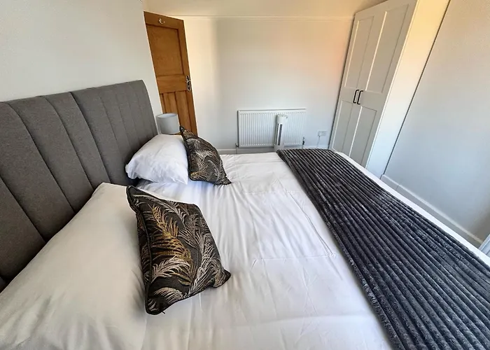 City Centre Home In Canterbury With Free Parking